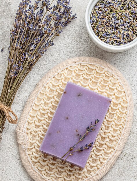 Assortimento di piante e proprietà su un tavolo