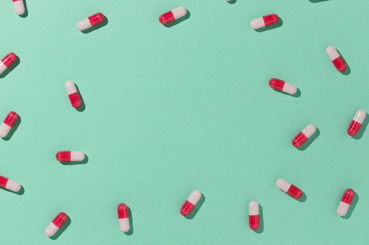 Foto gratuito assortimento di pillole medicinali minime piatte