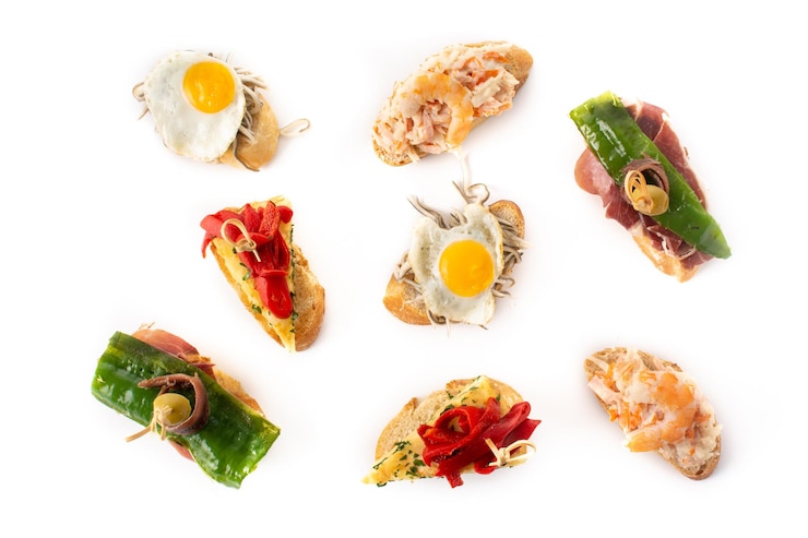 Foto gratuito assortimento di pintxos spagnoli