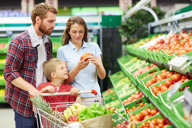 Assortimento di pomodori in un supermercato