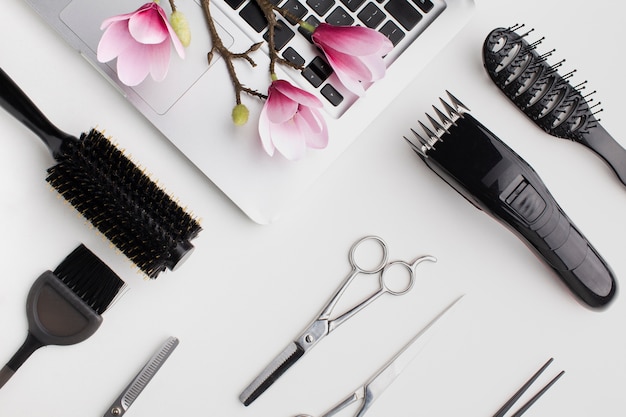 Assortimento di strumenti per capelli e fiori di sakura