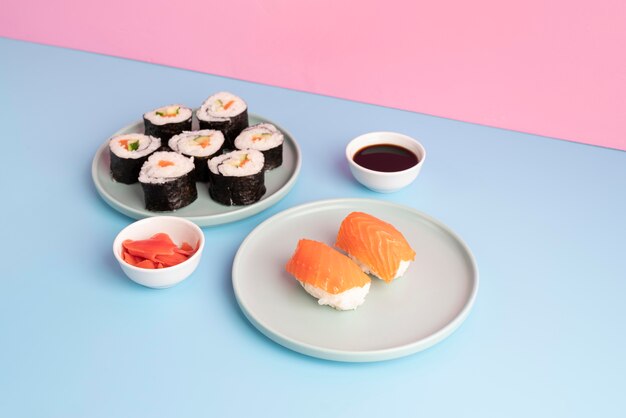 Assortimento di sushi delizioso ad alto angolo