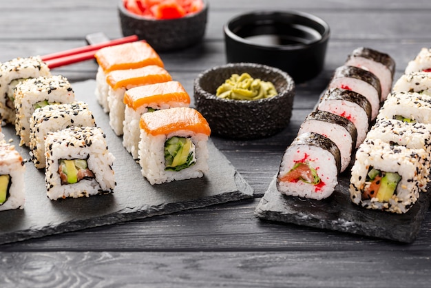 Assortimento di sushi maki ad alto angolo su ardesia