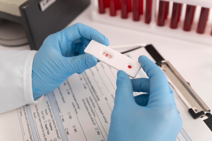 Foto gratuito assortimento di test per il coronavirus in laboratorio