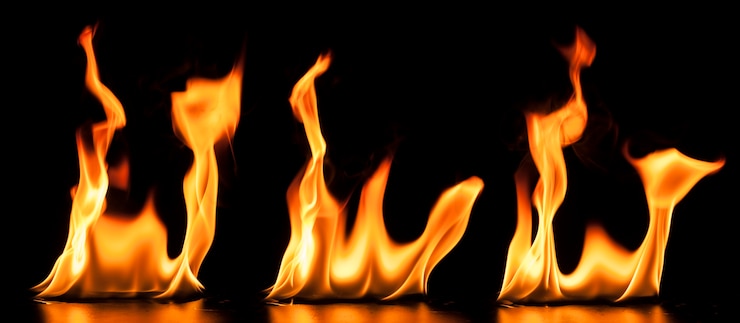 Foto gratuito assortimento di tre fiamme pericolose