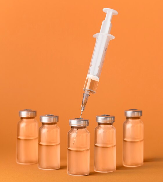 Assortimento di vaccini contro il coronavirus su arancione