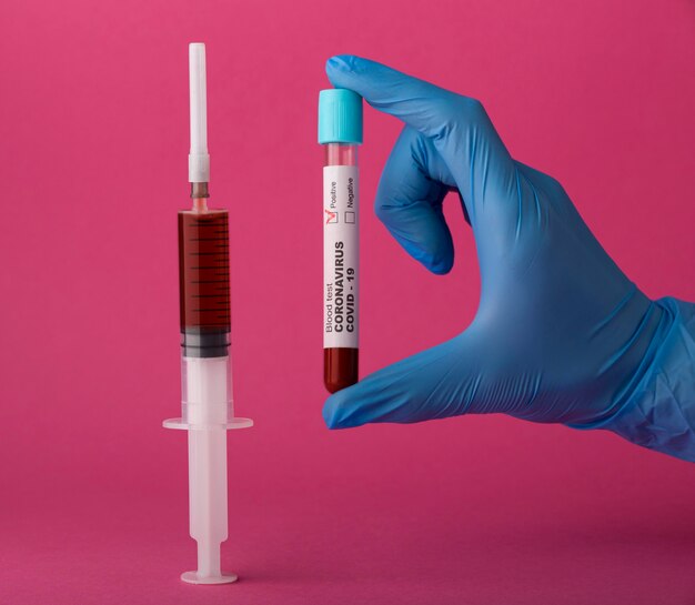 Assortimento di vaccini contro il coronavirus su rosa