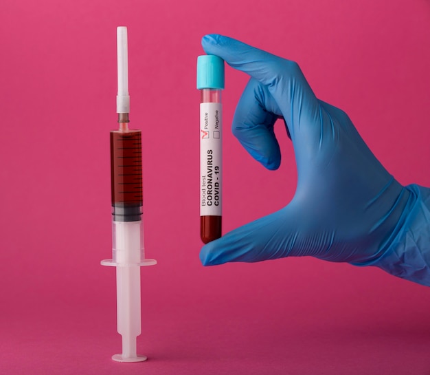 Assortimento di vaccini contro il coronavirus su rosa