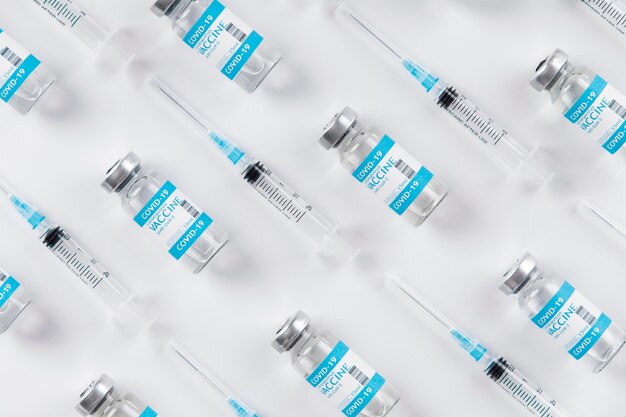 Assortimento di vaccino contro il coronavirus in laboratorio