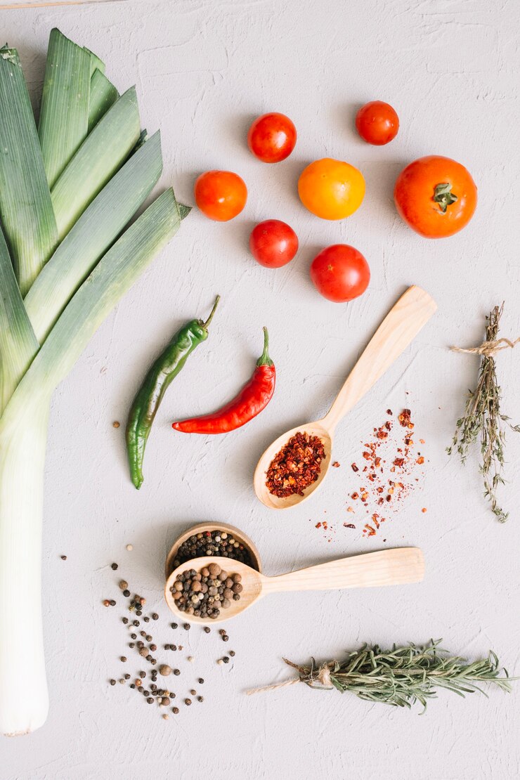 Foto gratuito assortimento di verdure e spezie