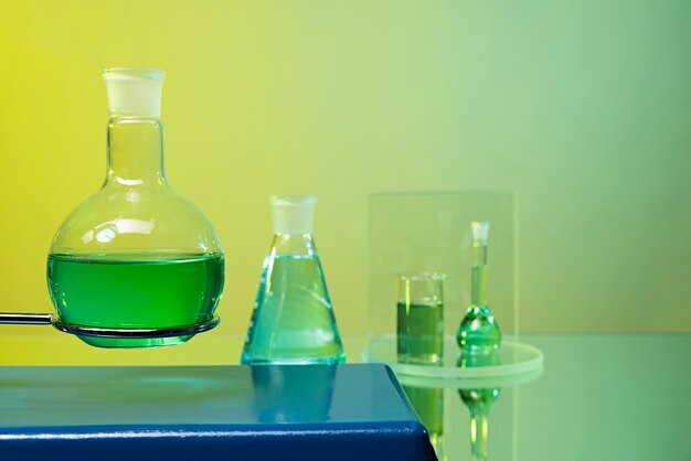 Assortimento di vetreria per laboratorio natura morta