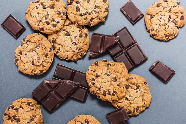 Assortimento di vista dall&#39;alto con biscotti e cioccolato fondente