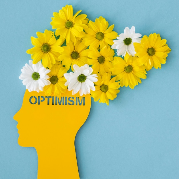 Assortimento di vista dall'alto del concetto di ottimismo con i fiori
