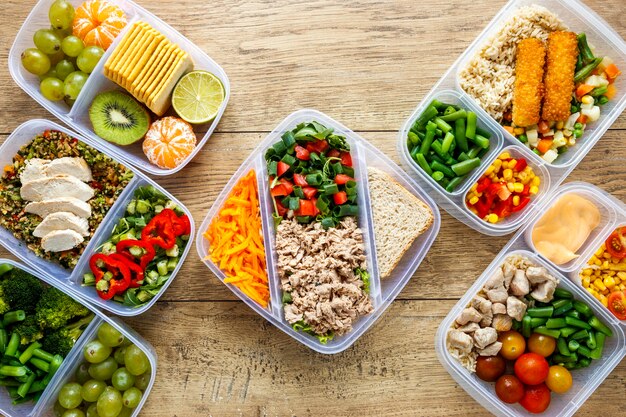 Assortimento di vista dall'alto di alimenti in lotti cucinati sul tavolo