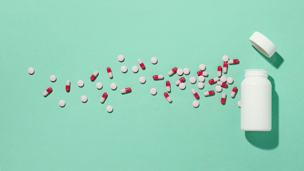 Assortimento minimo di pillole medicinali vista dall'alto