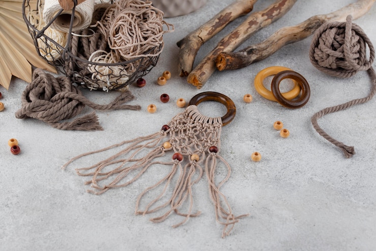 Foto gratuito assortimento tradizionale di macramè per interni