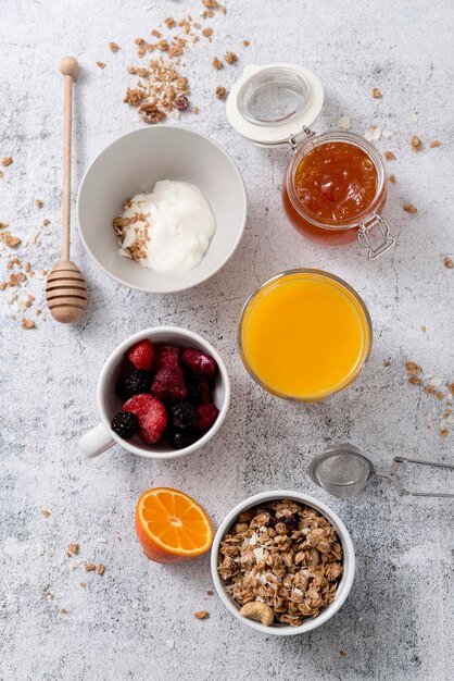 Assortimento vista dall'alto con ingredienti diversi per un delizioso frullato