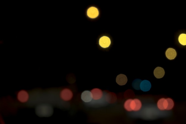 Astratto bokeh sfocatura luci notte nella strada della città di sfondo.