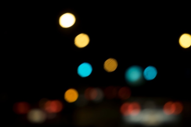 Astratto bokeh sfocatura luci notte nella strada della città di sfondo.