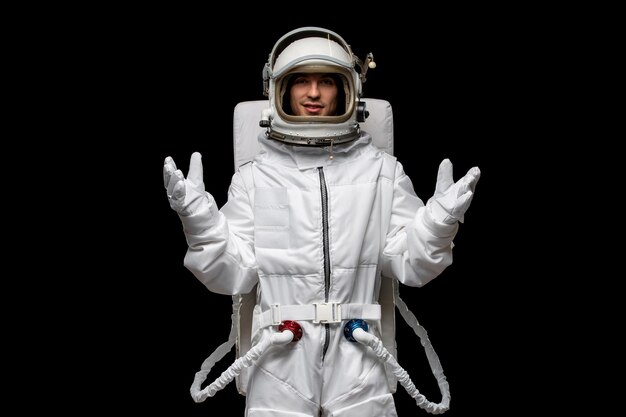 Astronaut Day ragazzo astronauta isolato su sfondo nero tuta spaziale costume mani aperte