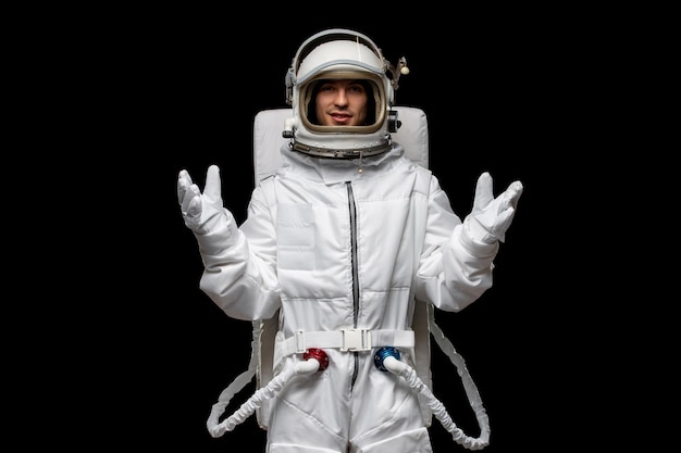 Astronaut Day ragazzo astronauta isolato su sfondo nero tuta spaziale costume mani aperte