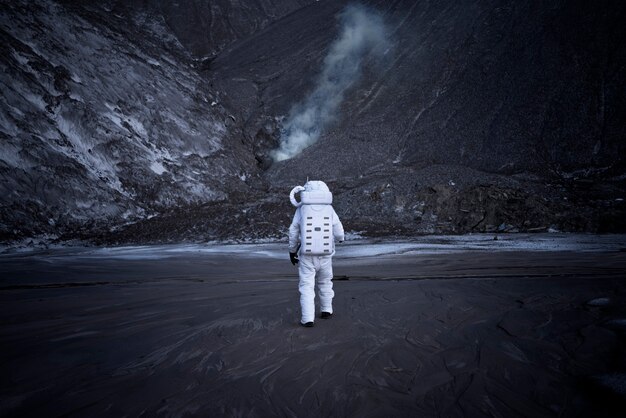 Astronauta maschio che esplora di notte durante una missione spaziale su un pianeta sconosciuto