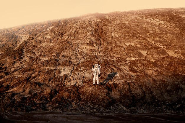 Astronauta maschio che esplora durante una missione spaziale su un altro pianeta