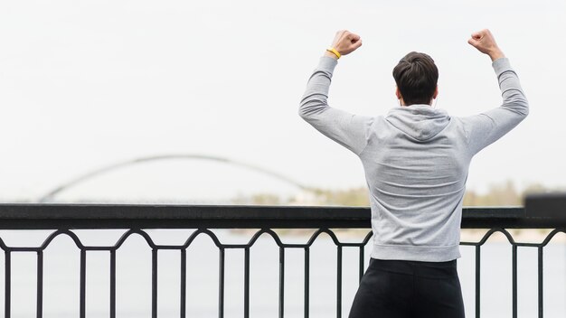 Atleta adatto di vista posteriore che celebra all'aperto