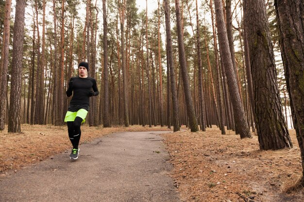 Atleta che funziona in legno