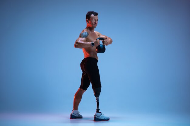 Atleta con disabilità o amputato isolato sul blu
