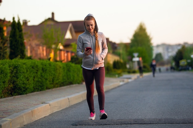 Atleta corridore in esecuzione su strada. concetto di benessere di allenamento jogging fitness donna.