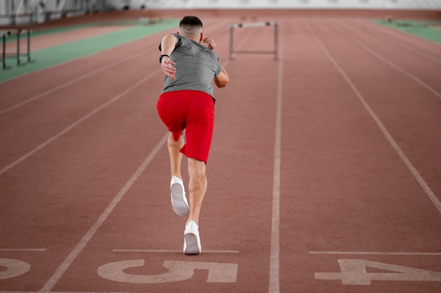 Atleta del colpo pieno in esecuzione vista posteriore