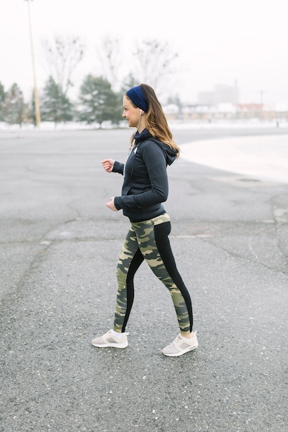 Atleta femminile che si esercita sulla strada in inverno