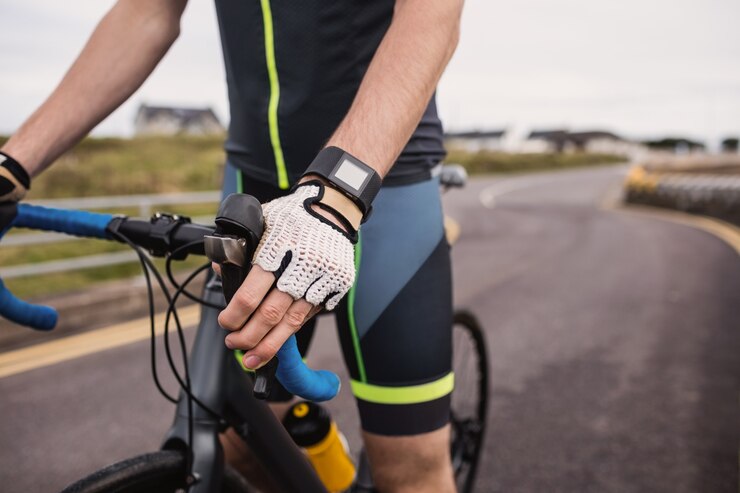 Foto gratuito atleta in piedi con la sua bicicletta
