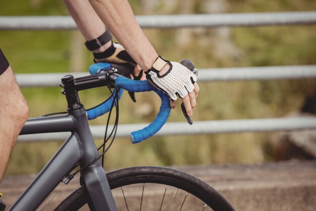 Atleta in sella a una bicicletta sulla strada