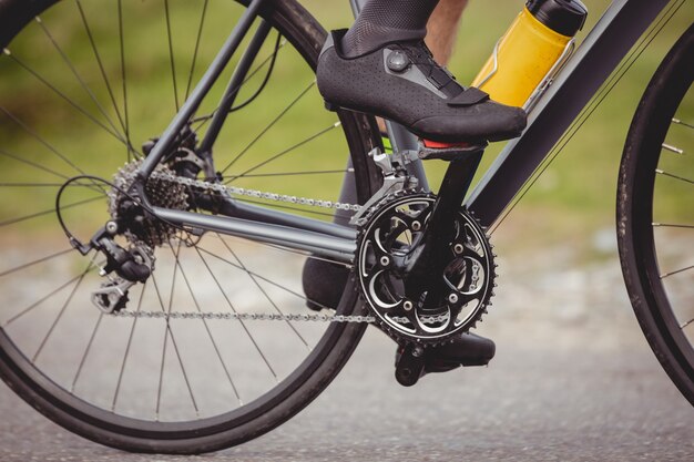 Atleta in sella alla sua bicicletta