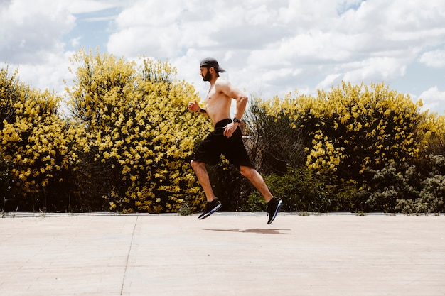 Atleta maschio che corre all&#39;aperto