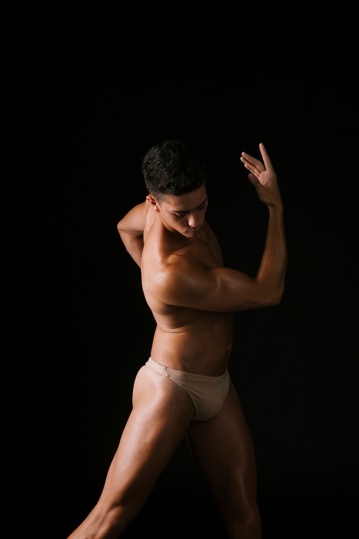 Foto gratuito atleta muscoloso torcendo il corpo