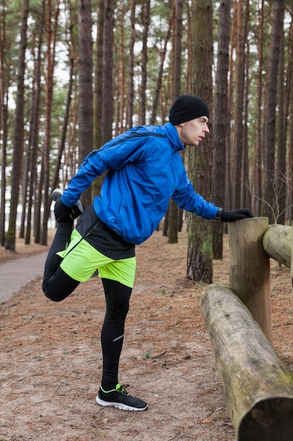 Atleta stretching a tronco