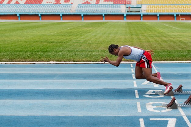 Atleta sulla linea di partenza allo stadio