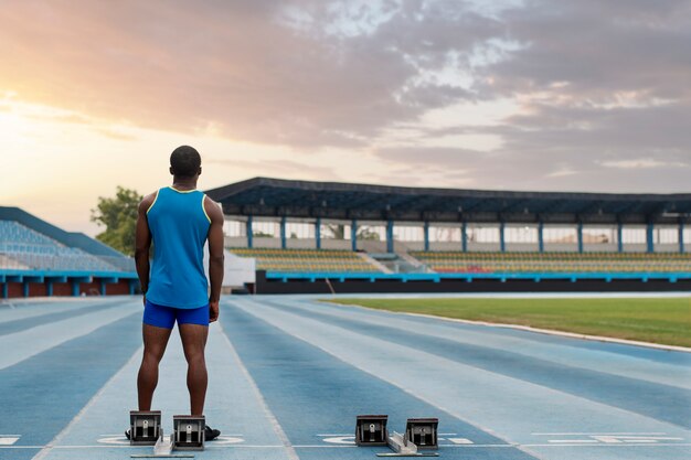 Atleta sulla linea di partenza allo stadio