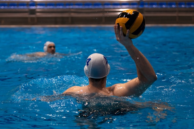 Atleti che giocano a pallanuoto in piscina