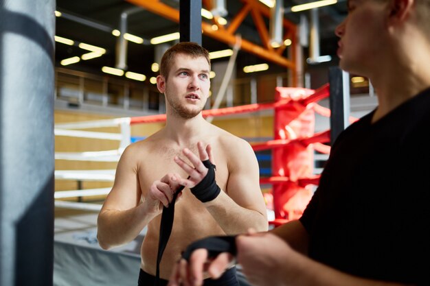 Atleti che riparano all'allenamento nel club di boxe