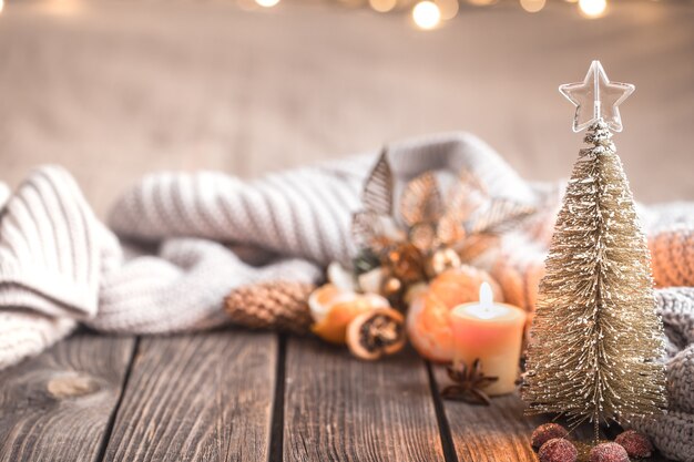 Atmosfera accogliente di Natale festivo con decorazioni per la casa e mandarini su uno sfondo di legno, concetto di comfort domestico