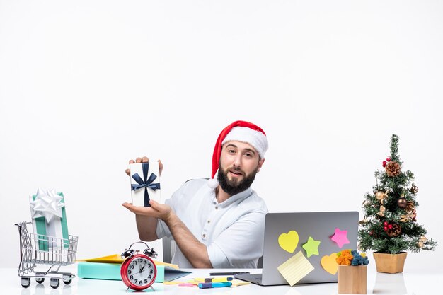 Atmosfera vacanziera con giovane adulto con cappello di babbo natale al lavoro