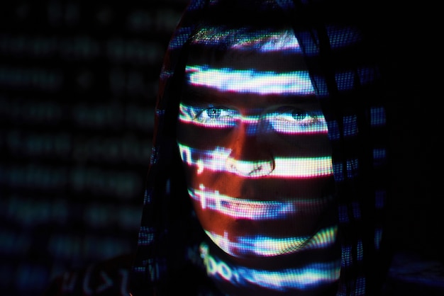 Attacco informatico con hacker incappucciato irriconoscibile utilizzando la realtà virtuale, effetto glitch digitale