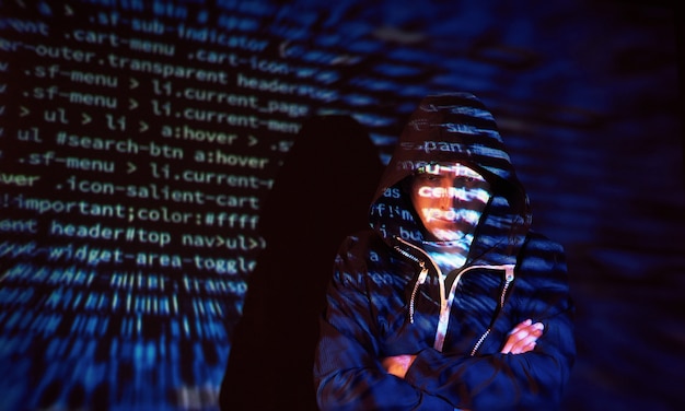 Attacco informatico con hacker incappucciato irriconoscibile utilizzando la realtà virtuale, effetto glitch digitale