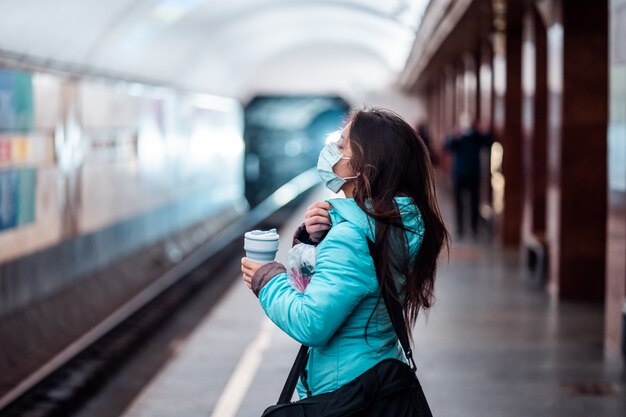 Attesa della donna ad una stazione della metropolitana a Kiev.