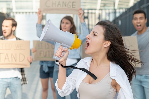 Attivisti che manifestano insieme per la pace