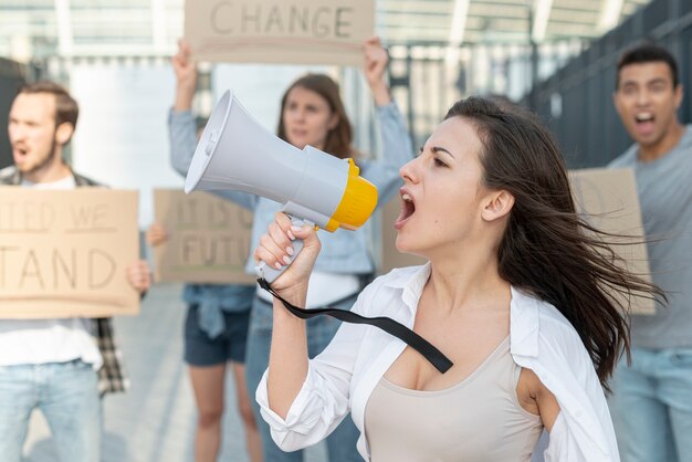 Attivisti che manifestano insieme per la pace